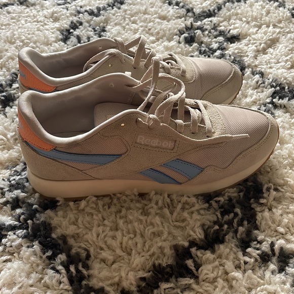 Women’s Reebok classics - Picture 2 of 4